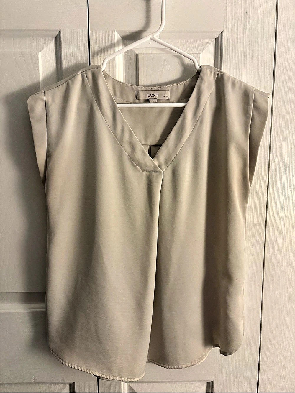 LOFT Petite Pleated V-Neck Blouse Beige Small Petite Like New